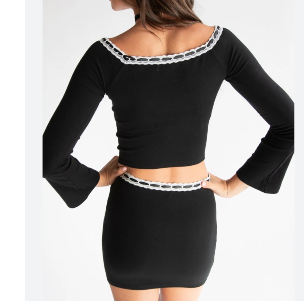 Madden Girl Black Off-the-Shoulder Crop Top with White Trim - Picture 4 of 13